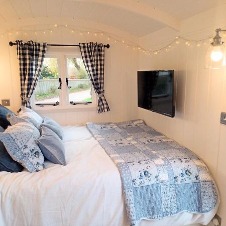 Yew Tree View Luxury Shepherd'S Hut Sturminster Newton Exteriör bild