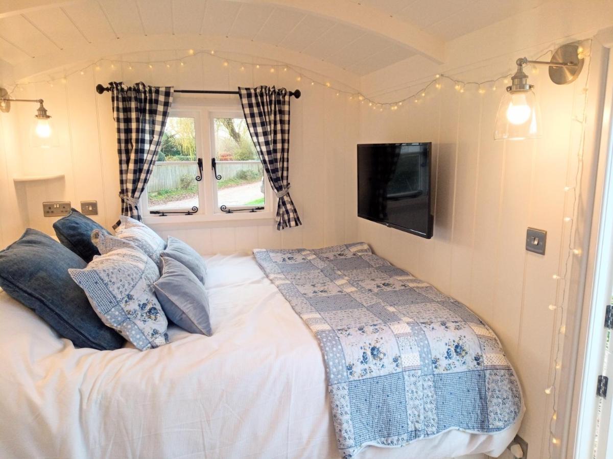 Yew Tree View Luxury Shepherd'S Hut Sturminster Newton Exteriör bild